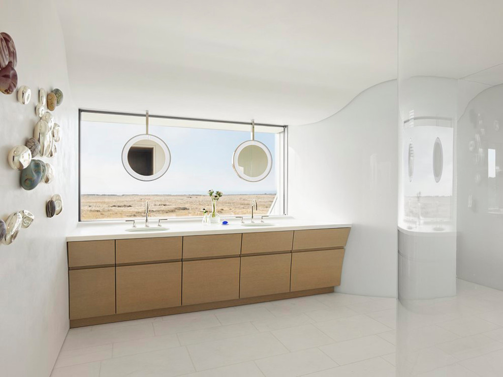 Inspiration för ett maritimt vit vitt en-suite badrum, med släta luckor, beige skåp, vit kakel, vita väggar, klinkergolv i porslin och vitt golv