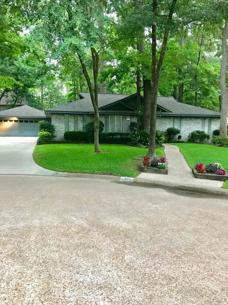Inspiration for a traditional landscaping in Houston.