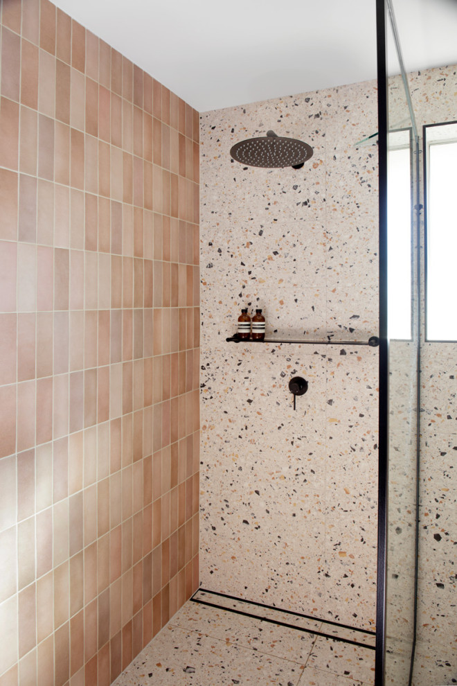 Пример оригинального дизайна: маленькая ванная комната в средиземноморском стиле с фасадами островного типа, белыми фасадами, раздельным унитазом, разноцветной плиткой, керамогранитной плиткой, разноцветными стенами, полом из керамогранита, настольной раковиной, столешницей из искусственного кварца, разноцветным полом, белой столешницей, тумбой под одну раковину и напольной тумбой для на участке и в саду