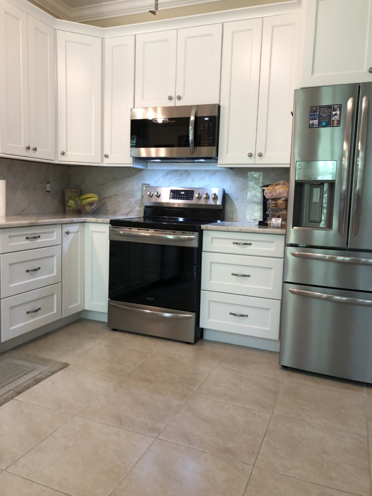 Design ideas for a modern kitchen in Tampa.
