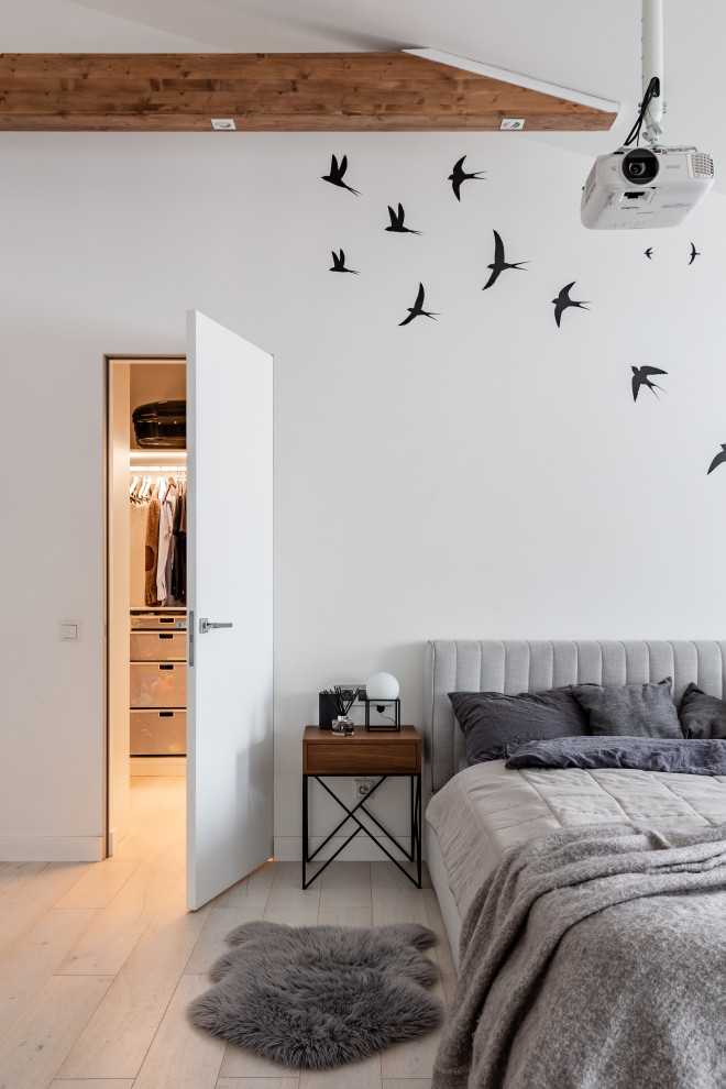 Diseño de dormitorio principal y blanco y madera escandinavo grande con paredes blancas, suelo de madera clara, suelo beige y vigas vistas