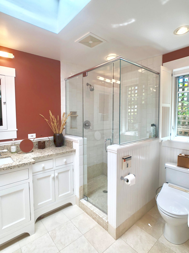 На фото: маленькая ванная комната в классическом стиле с фасадами островного типа, белыми фасадами, угловым душем, белой плиткой, керамической плиткой, оранжевыми стенами, полом из известняка, душевой кабиной, врезной раковиной, столешницей из гранита, бежевым полом, душем с распашными дверями, бежевой столешницей, тумбой под одну раковину и встроенной тумбой для на участке и в саду с