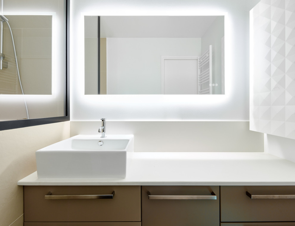 Esempio di una stanza da bagno con doccia contemporanea di medie dimensioni con mobile bagno freestanding