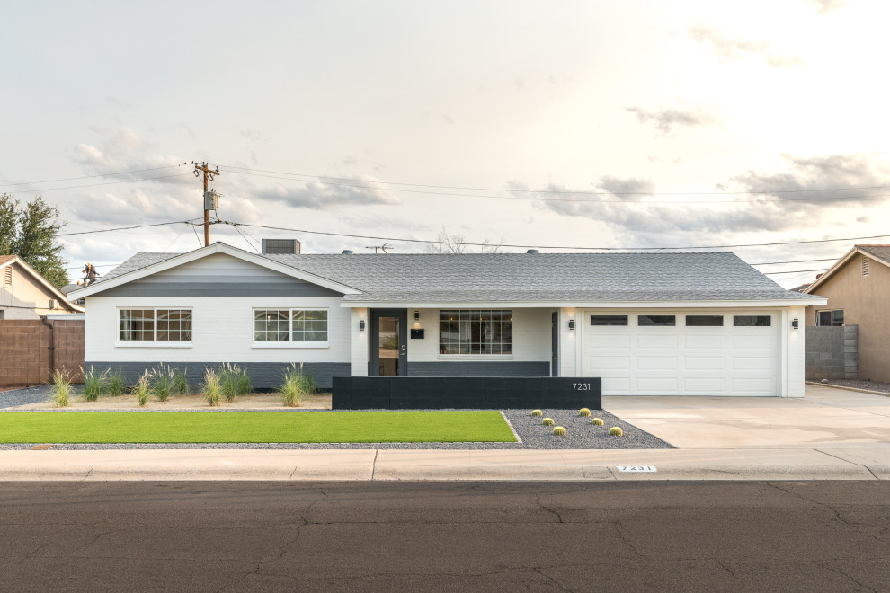 Mittelgroßes, Einstöckiges Retro Einfamilienhaus mit Backsteinfassade, weißer Fassadenfarbe und grauem Dach in Phoenix