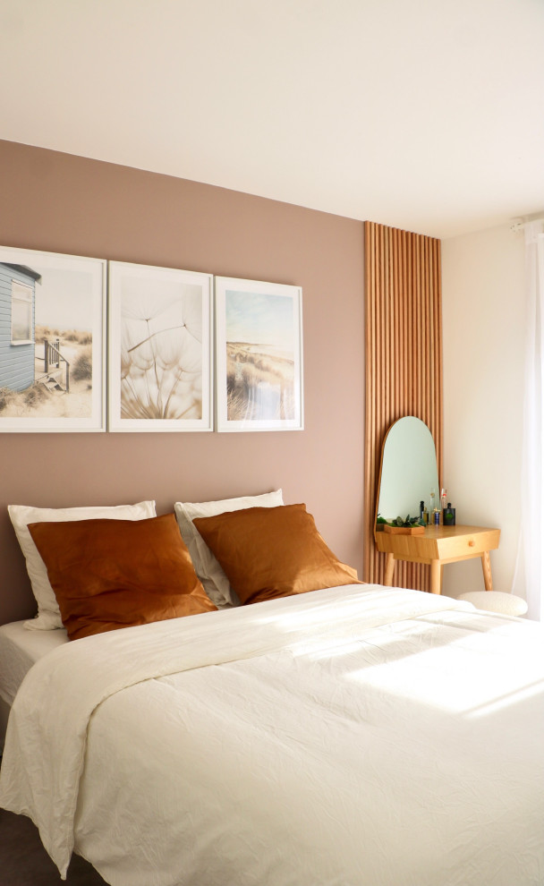 Diseño de dormitorio clásico renovado con paredes beige, suelo de linóleo y madera