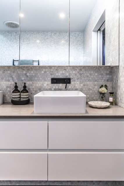 Relaxed Coastal contemporary-badrum