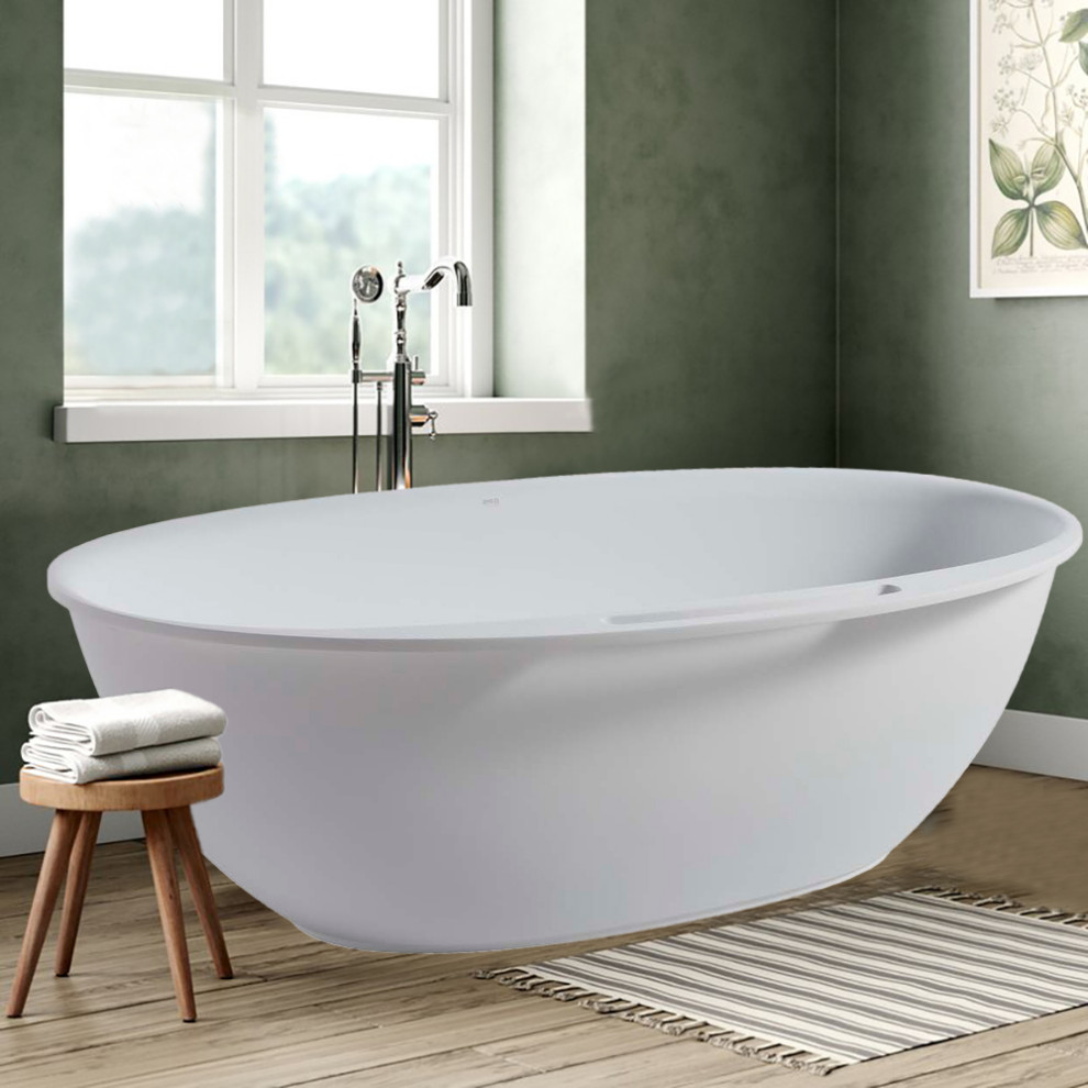 Cette image montre une salle de bain minimaliste avec une baignoire indépendante.