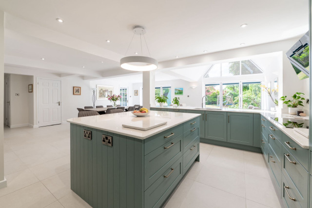 Aldana Kitchen in Light Teal by Kitchen Ergonomics maritimt-koekken