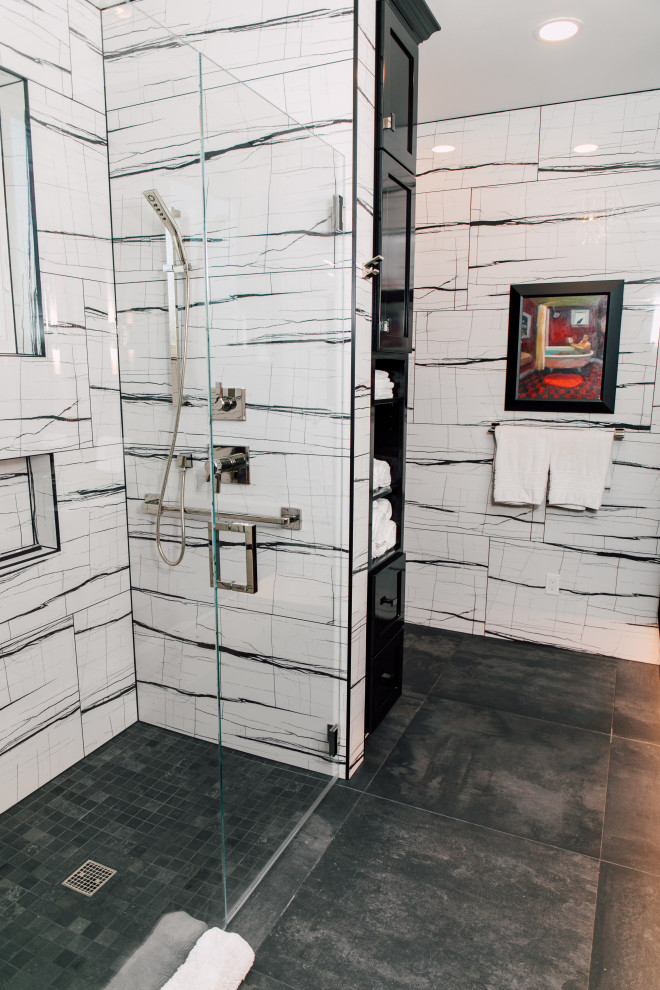 Exempel på ett mellanstort asiatiskt svart svart en-suite badrum, med skåp i shakerstil, röda skåp, en kantlös dusch, en vägghängd toalettstol, svart och vit kakel, porslinskakel, vita väggar, klinkergolv i porslin, ett undermonterad handfat, bänkskiva i kvarts, grått golv och dusch med gångjärnsdörr