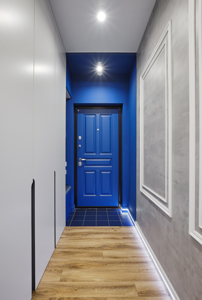 Белые двери Стимул в ярком интерьере