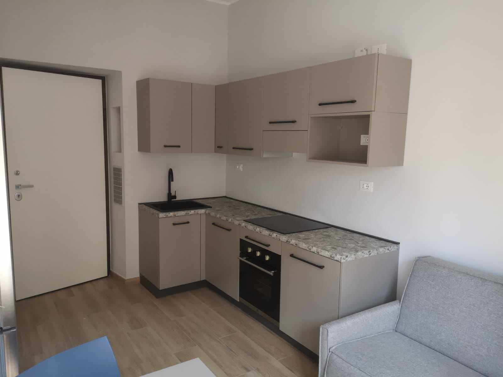 - Cucina con Anta effetto cemento e maniglia brunita, Top in laminato finitura Palladiana Grigio con lavello ad una vasca in fragranite nero e miscelatore nero. Completano gli elettrodomestici piano i
