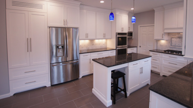 Bright White Kitchen klassisch-modern-kueche