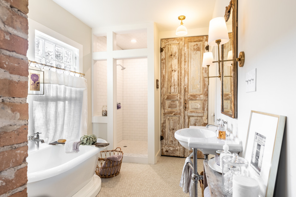 Пример оригинального дизайна: ванная комната с отдельно стоящей ванной, душем в нише, белой плиткой, белыми стенами, полом из мозаичной плитки, консольной раковиной, бежевым полом и тумбой под одну раковину