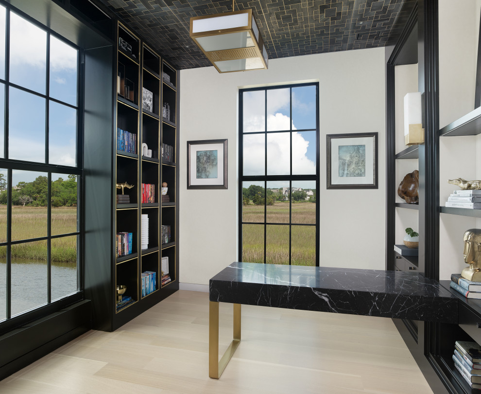 Cette photo montre un petit bureau tendance avec une bibliothèque ou un coin lecture, un mur beige, parquet clair, un bureau intégré, un sol beige, un plafond en papier peint et du papier peint.