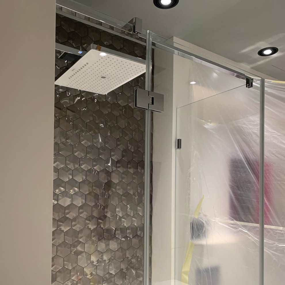 Угловая распашная душевая перегородка на немецкой фурнитуре PAULI