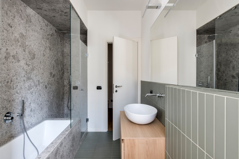 На фото: главная ванная комната среднего размера в современном стиле с плоскими фасадами, светлыми деревянными фасадами, полновстраиваемой ванной, душевой комнатой, инсталляцией, зеленой плиткой, удлиненной плиткой, белыми стенами, полом из керамической плитки, настольной раковиной, столешницей из дерева, зеленым полом, душем с распашными дверями, нишей, тумбой под одну раковину и подвесной тумбой