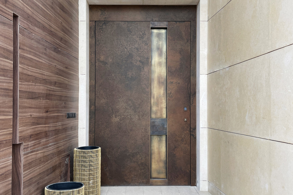 Geräumige Moderne Haustür mit beiger Wandfarbe, Drehtür, brauner Haustür, grauem Boden und Holzwänden in Venedig