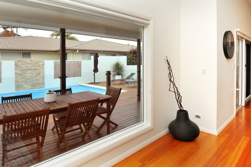 Design ideas for a contemporary patio in Sydney.