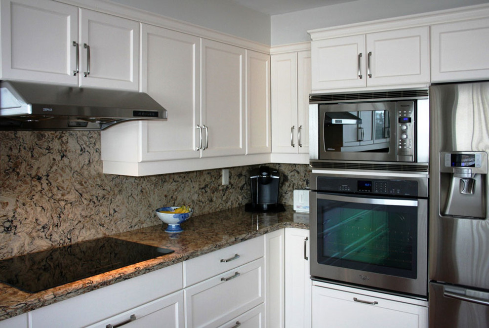 Inspiration for a mid-sized transitional u-shaped medium tone wood floor eat-in kitchen remodel in Toronto with an undermount sink, shaker cabinets, white cabinets, quartz countertops, multicolored backsplash, stone slab backsplash, stainless steel appliances and no island