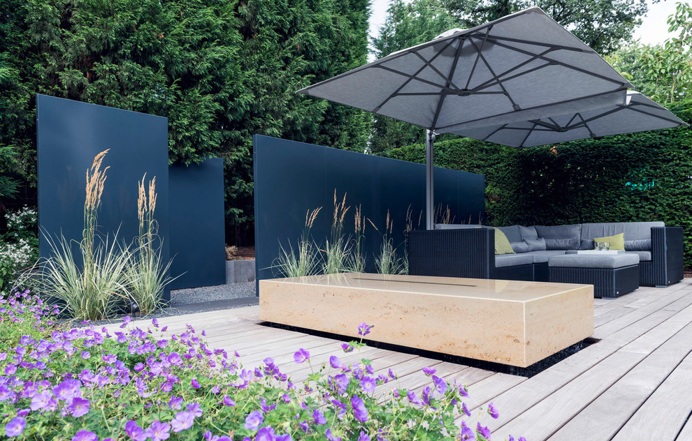 Inspiration for a large contemporary deck in Dusseldorf with a water feature.