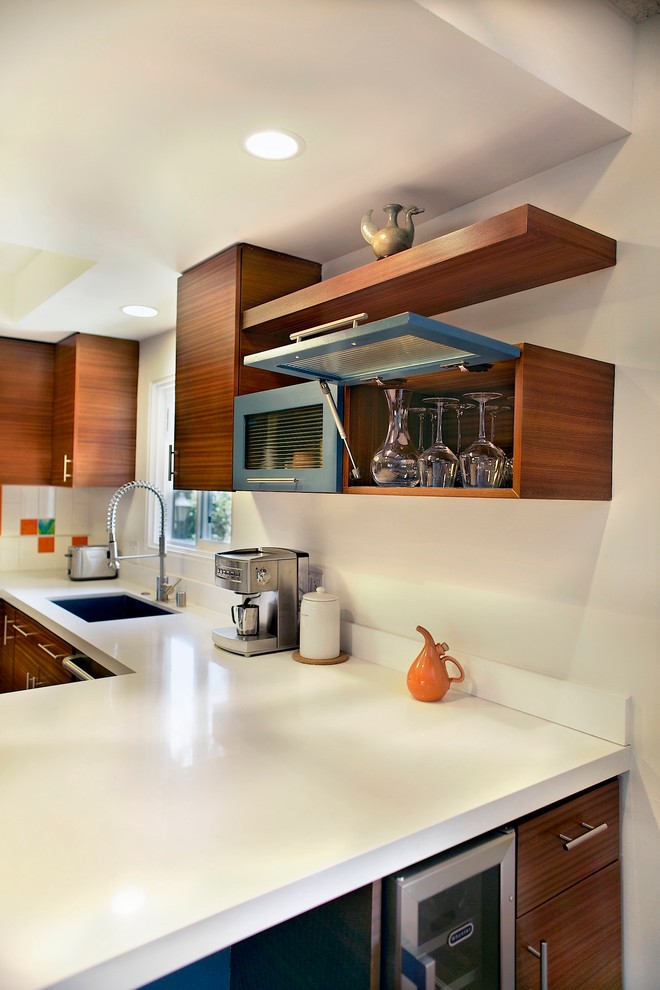 This is an example of a midcentury kitchen in Los Angeles.