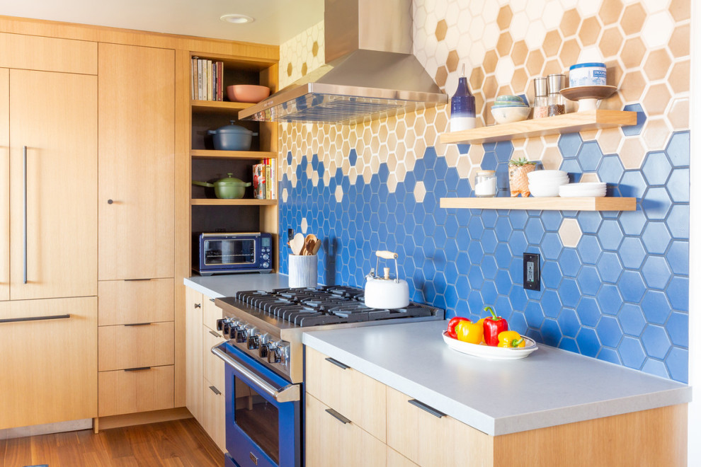 Источник вдохновения для домашнего уюта: угловая кухня в стиле ретро с разноцветным фартуком, фартуком из керамической плитки и светлым паркетным полом