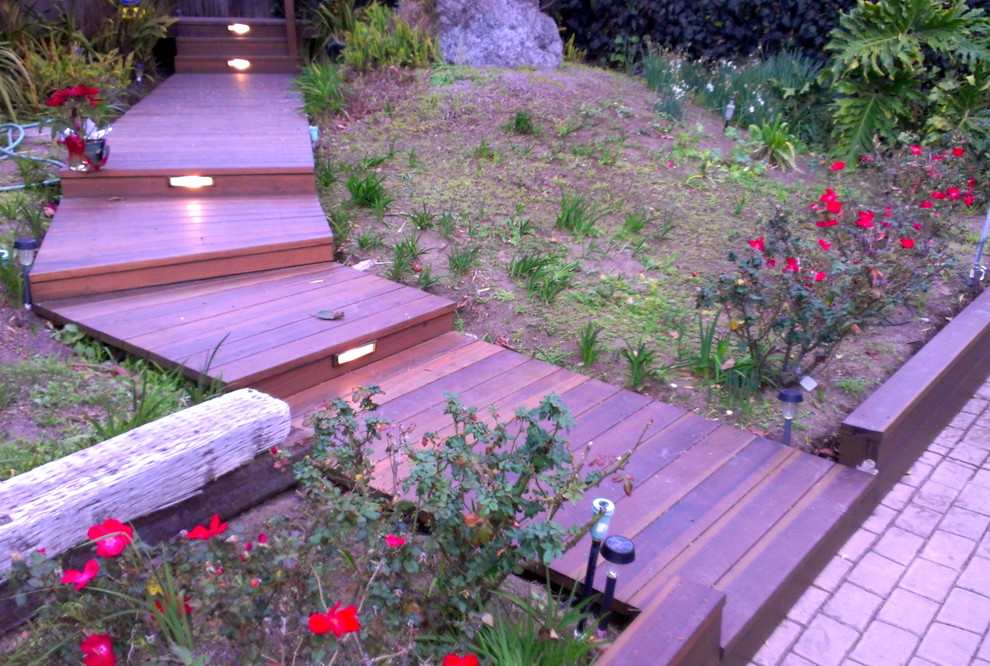 Photo of a mid-sized traditional backyard deck in Los Angeles with a vertical garden.