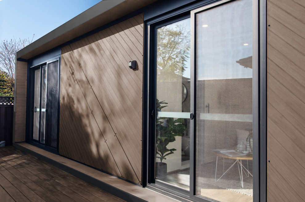 Mid-sized contemporary detached granny flat in Sydney.