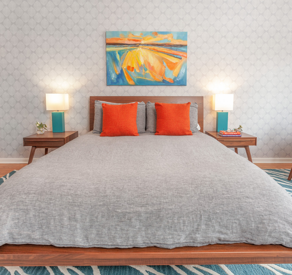 デトロイトにある中くらいなミッドセンチュリースタイルのおしゃれな主寝室 (グレーの壁、淡色無垢フローリング、茶色い床、三角天井、壁紙) のインテリア