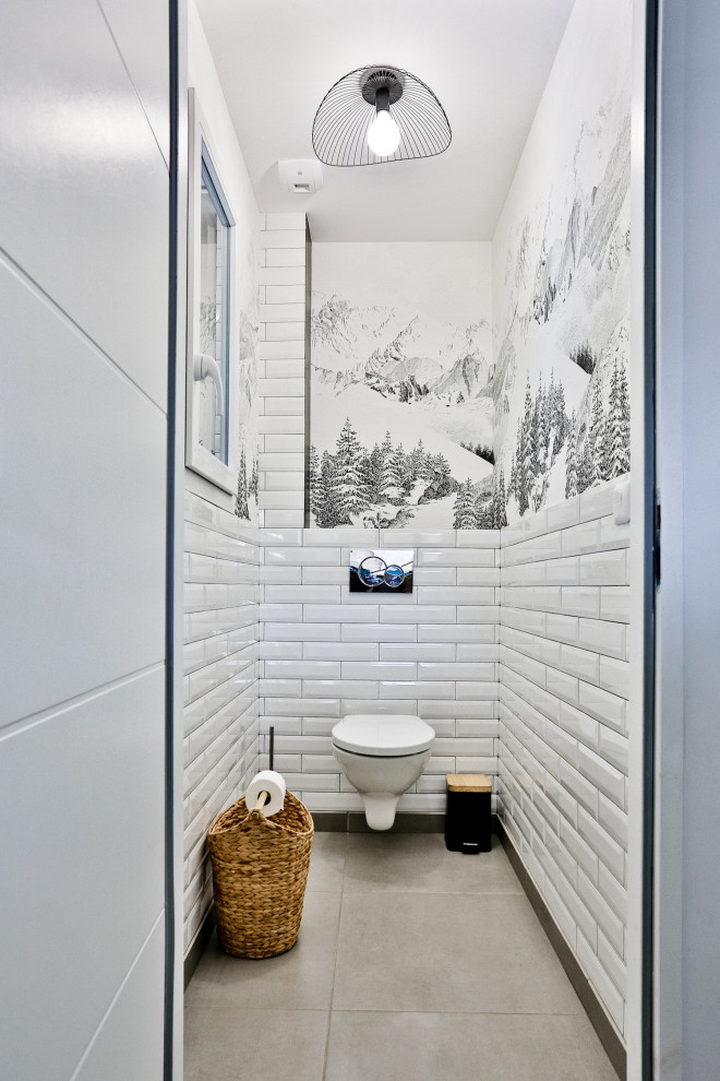 Foto di un grande bagno di servizio eclettico con WC sospeso, piastrelle bianche, piastrelle diamantate, pareti bianche, pavimento con piastrelle in ceramica, pavimento grigio e carta da parati