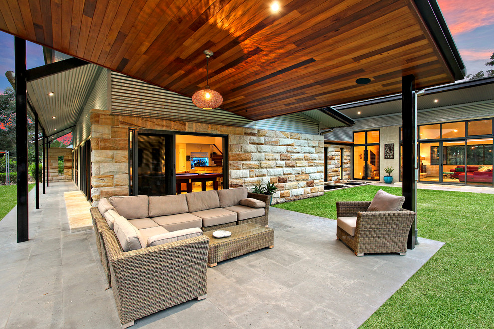 Design ideas for a contemporary patio in Sydney.