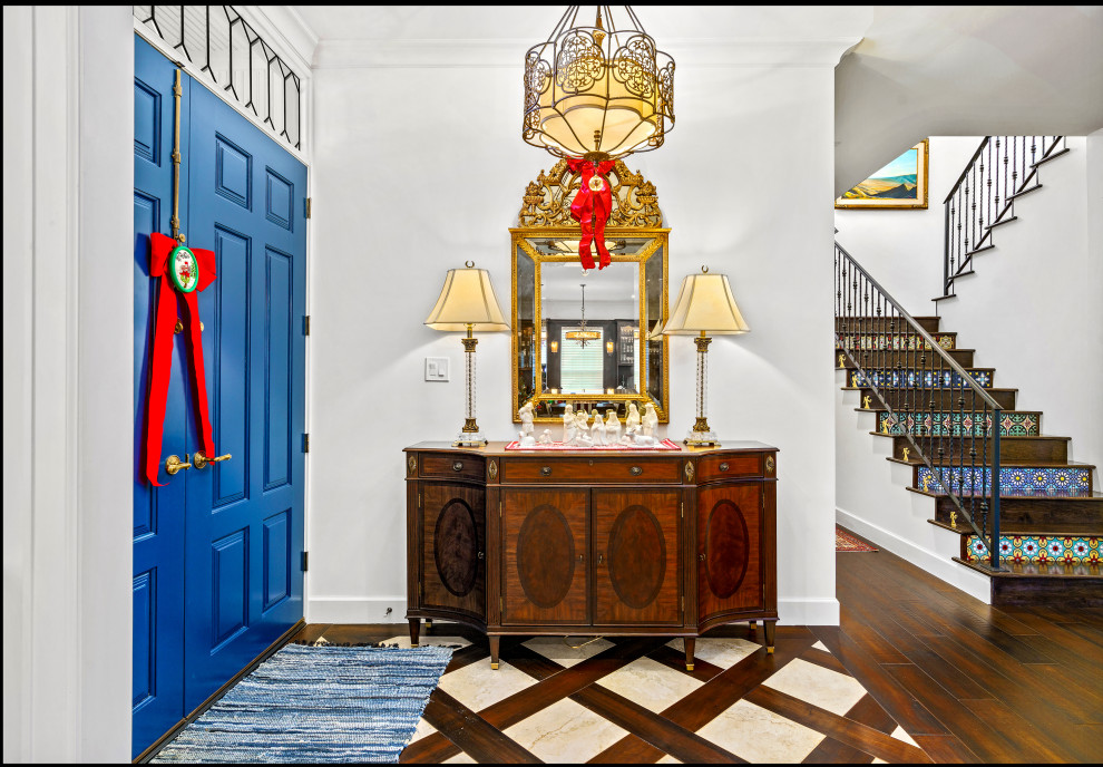 Große Klassische Haustür mit weißer Wandfarbe, braunem Holzboden, Doppeltür, blauer Haustür und braunem Boden in Houston