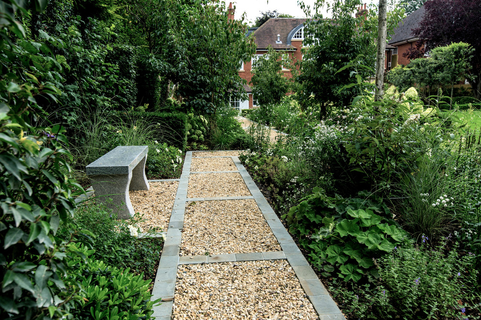 Inspiration for a large traditional backyard garden in London with gravel.