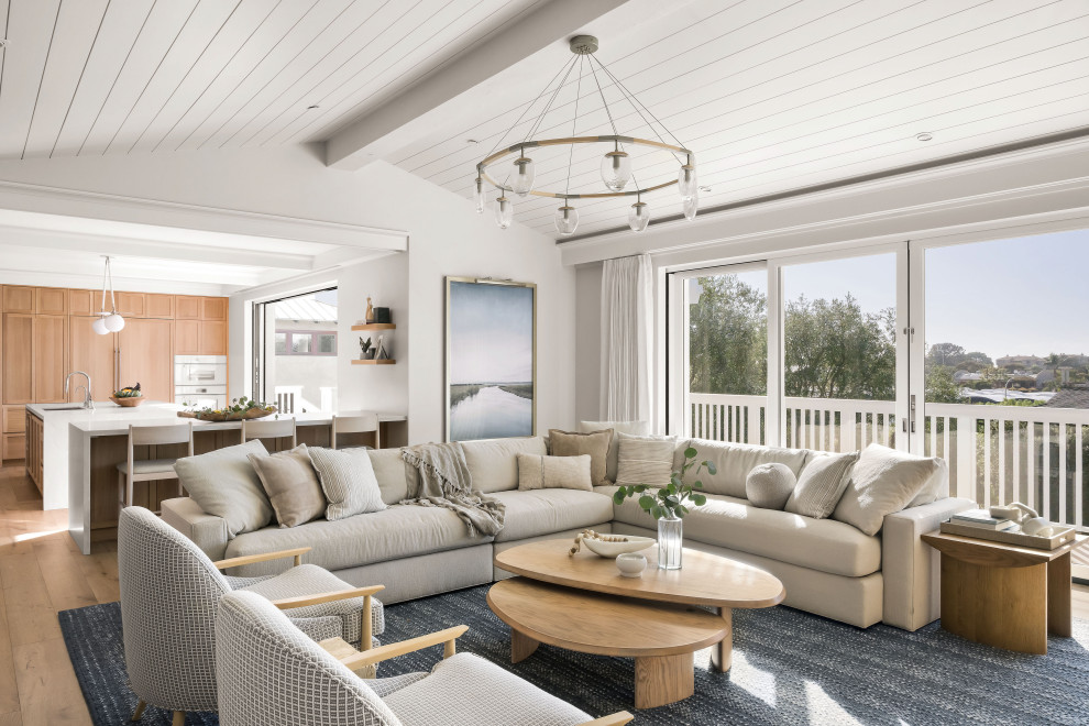 Idee per un soggiorno stile marinaro di medie dimensioni con parquet chiaro, pareti bianche, pavimento beige e soffitto in perlinato