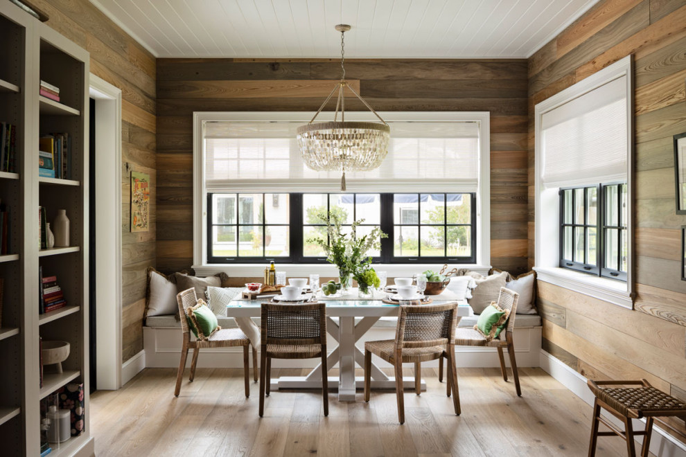 Cette photo montre une grande salle à manger ouverte sur la cuisine tendance en bois avec un mur marron, un sol en bois brun, un sol marron et un plafond en lambris de bois.