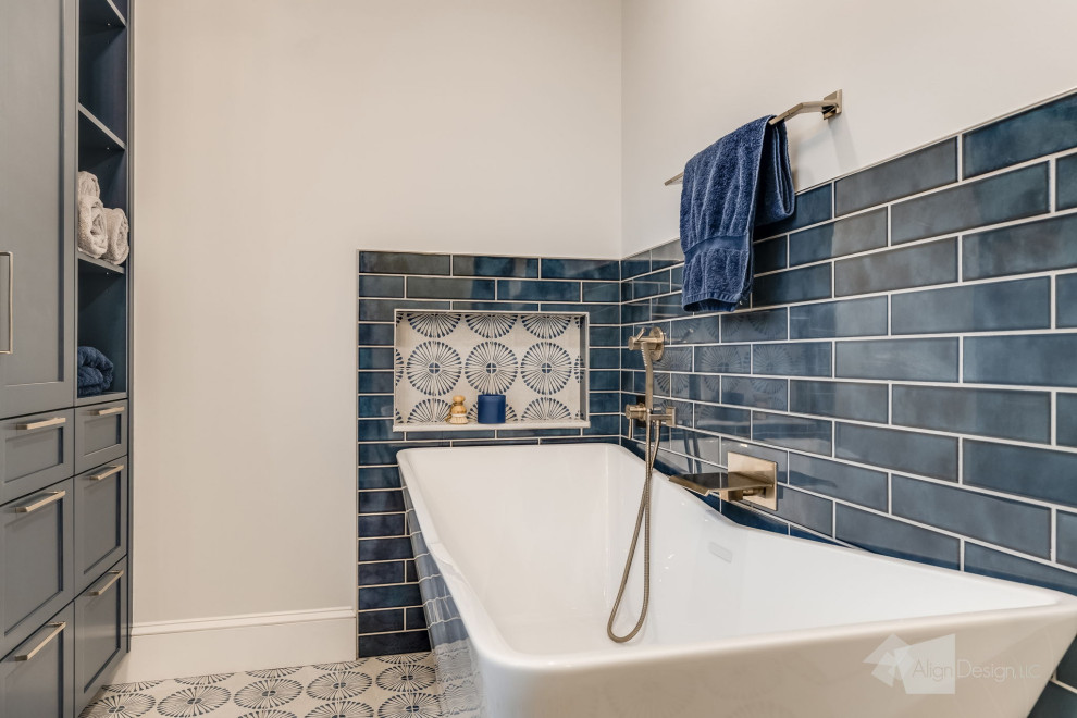 Inredning av ett klassiskt litet vit vitt en-suite badrum, med skåp i shakerstil, blå skåp, ett fristående badkar, en dubbeldusch, en bidé, blå kakel, keramikplattor, vita väggar, klinkergolv i keramik, ett undermonterad handfat, bänkskiva i kvarts, flerfärgat golv och dusch med gångjärnsdörr