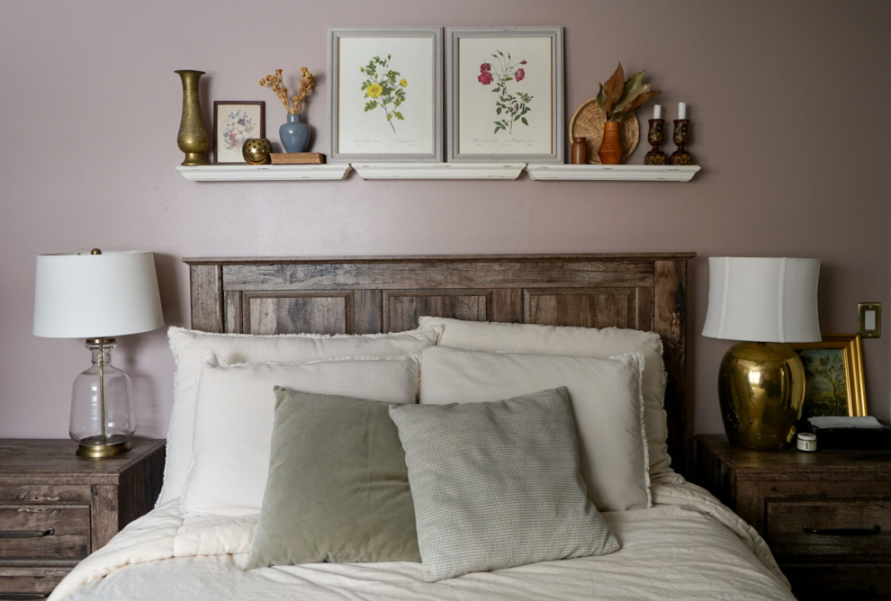 Пример оригинального дизайна: хозяйская спальня среднего размера с розовыми стенами, ковровым покрытием и бежевым полом