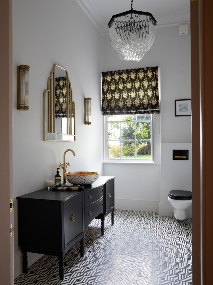 Aménagement d'un grand WC suspendu moderne avec un placard en trompe-l'oeil, des portes de placard noires, un sol en carrelage de céramique et meuble-lavabo sur pied.