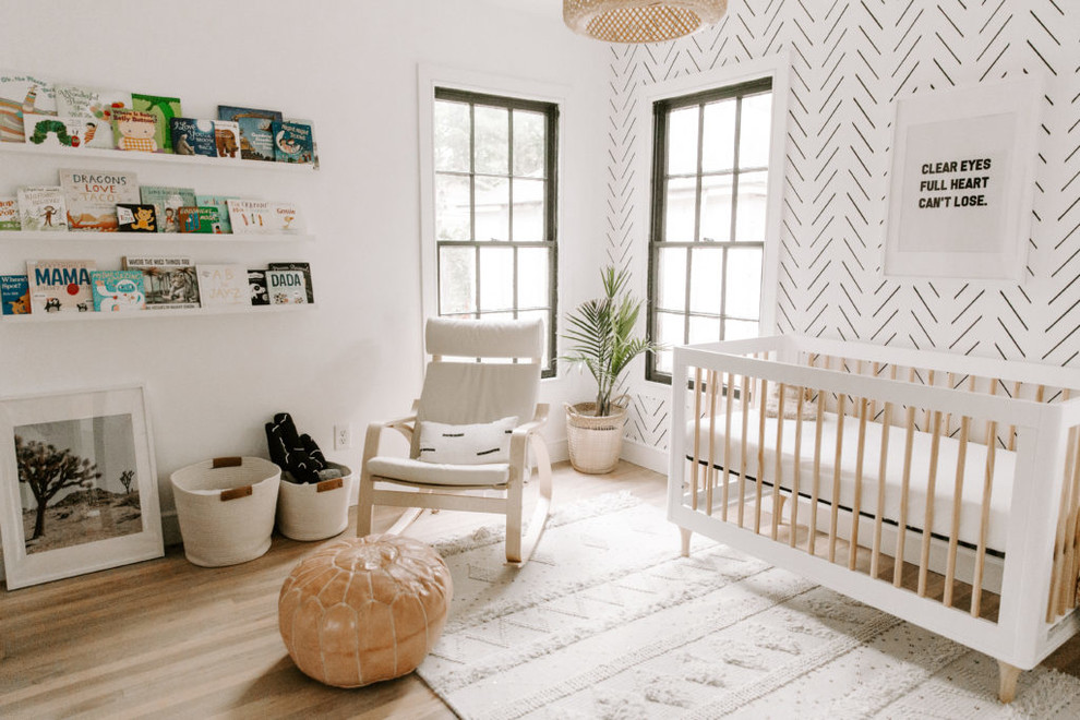 Ejemplo de habitación de bebé minimalista de tamaño medio