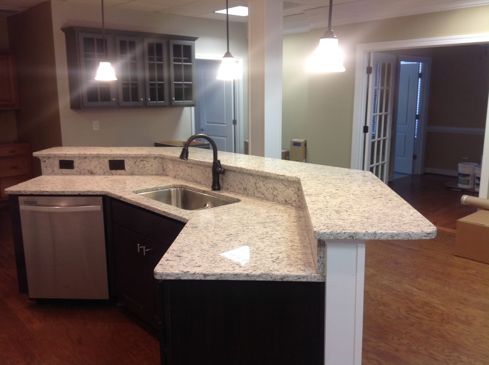 Kitchen - kitchen idea in Richmond