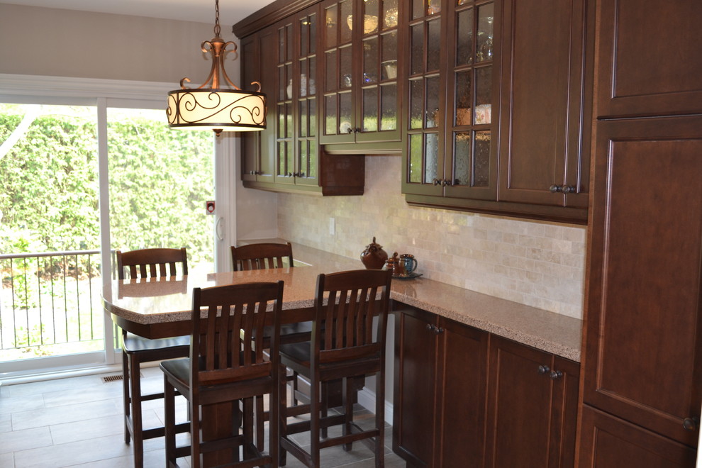 Transitional home design photo in Toronto