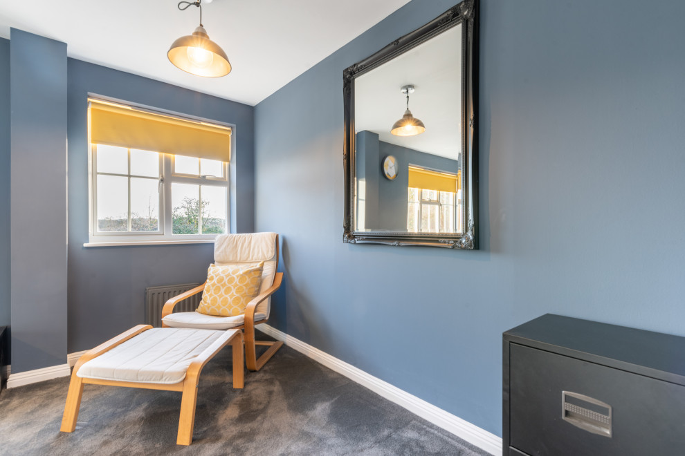 Réalisation d'une chambre grise et jaune design de taille moyenne avec un mur bleu et un sol gris.