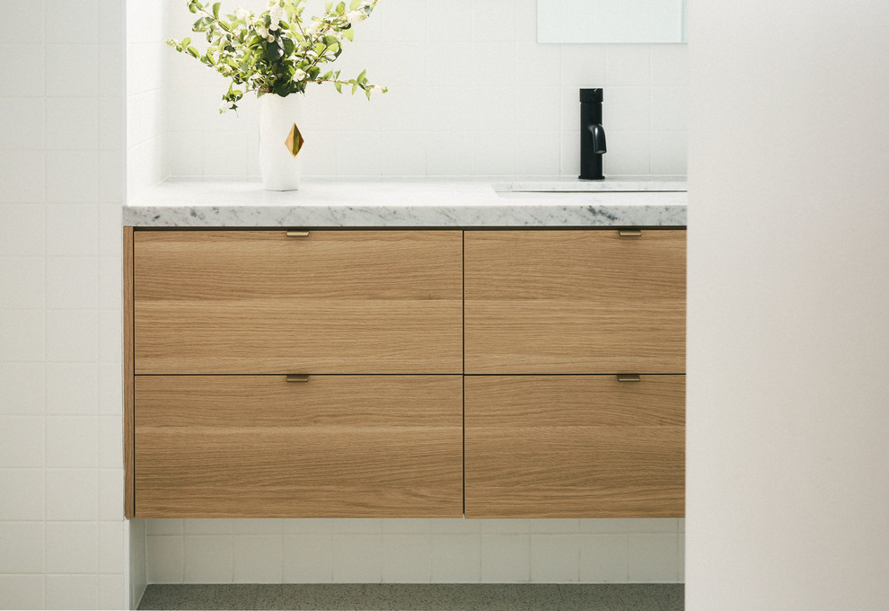 Photo of a contemporary bathroom in Melbourne.