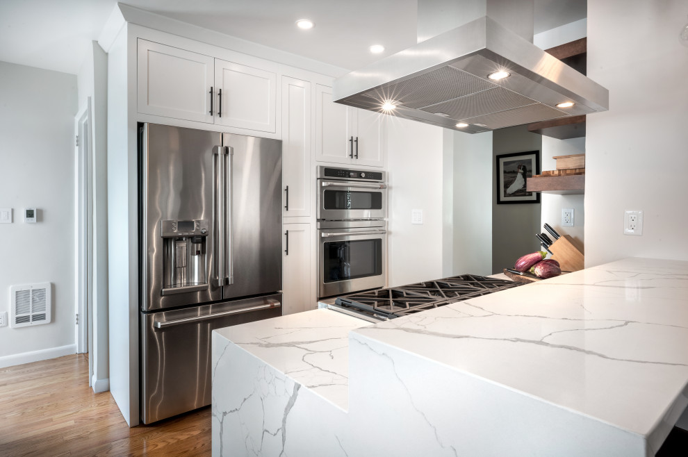 Transitional kitchen photo in Bridgeport