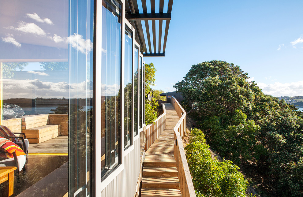 Inspiration for a contemporary deck in Auckland.