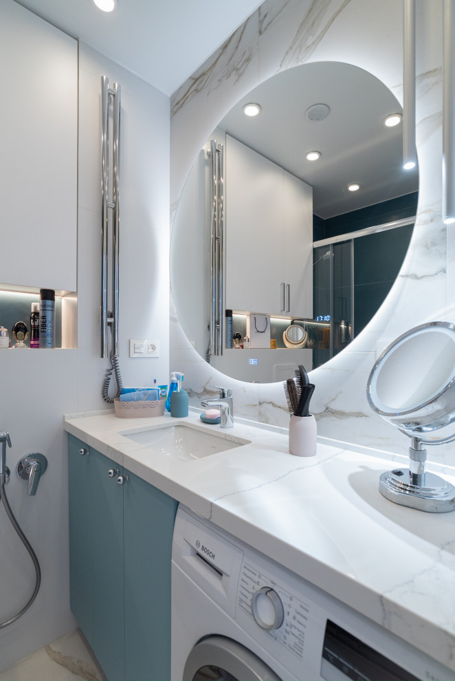 Foto de cuarto de baño principal, único y de pie clásico pequeño con armarios con paneles lisos, lavabo bajoencimera y encimera de acrílico
