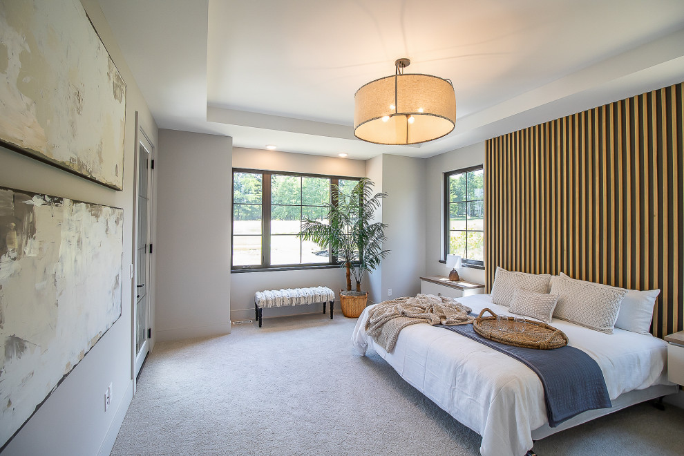 Пример оригинального дизайна: большая хозяйская спальня в стиле неоклассика (современная классика) с серыми стенами, ковровым покрытием, серым полом, многоуровневым потолком и деревянными стенами