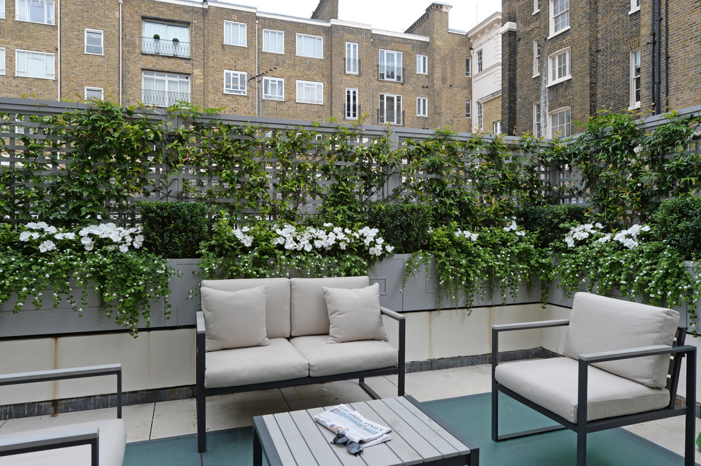 Elegant home design photo in London