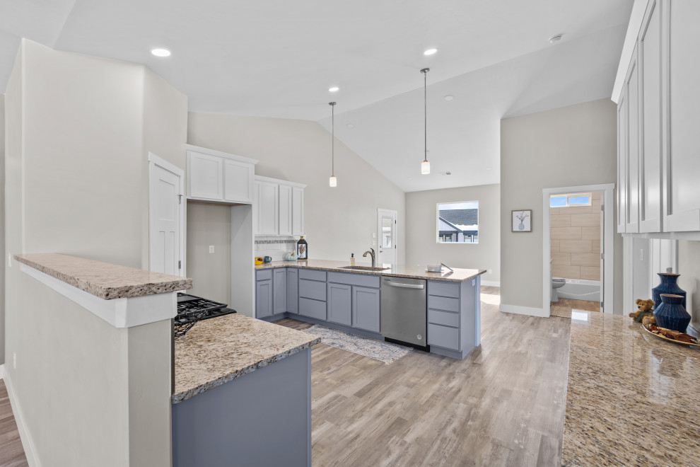 Kitchen - transitional kitchen idea in Denver