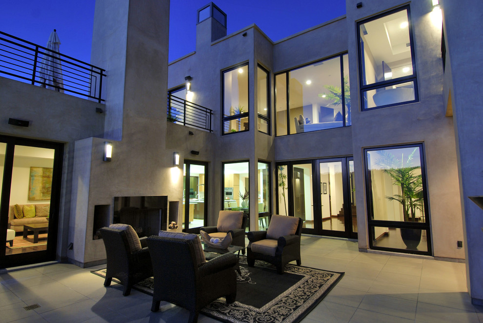 Photo of a modern patio in Los Angeles.